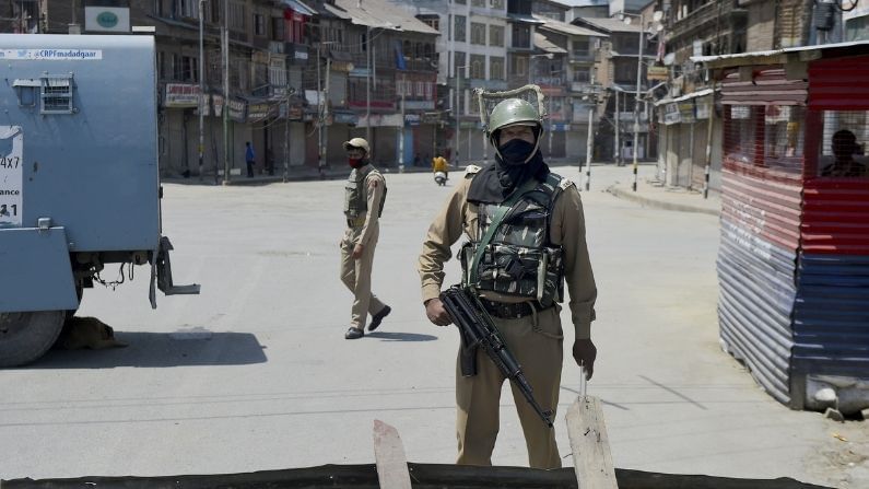 Jammu Kashmir : दहशतवाद्यांचा घरात घुसून गोळीबार, माजी SPO सह पत्नी आणि मुलीची हत्या