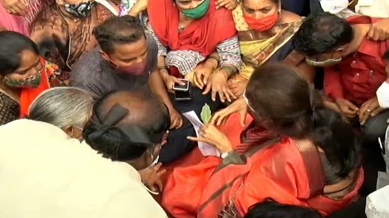 आंबिल ओढ्यातील नागरिकांशी संवाद, सुप्रिया सुळेंसमोरच अजित पवार मुर्दाबादच्या घोषणा आंबिल ओढ्यातील नागरिकांशी संवाद, सुप्रिया सुळेंसमोरच अजित पवार मुर्दाबादच्या घोषणा
