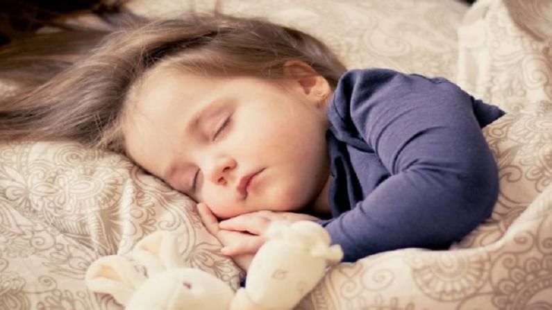 12 महिन्यांपासून 35 महिन्यांपर्यंतच्या मुलांना म्हणजेच एका वर्षापेक्षा जास्त आणि 3 वर्षांपेक्षा कमी वयाच्या मुलांना 12 ते 14 तासांची झोप पाहिजे.