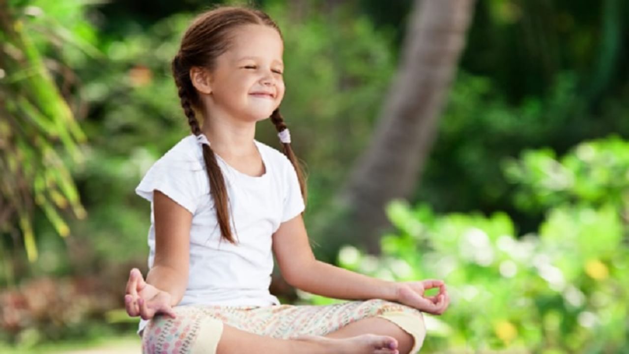 सुखासन हे योगासन लहान मुलांसाठी अत्यंत फायदेशीर आहे. यामुळे मुले मानसिक आणि शारीरिकदृष्ट्या चपळ बनतात. तसेच यामुळे एकाग्रता वाढण्यास मदत होते. 