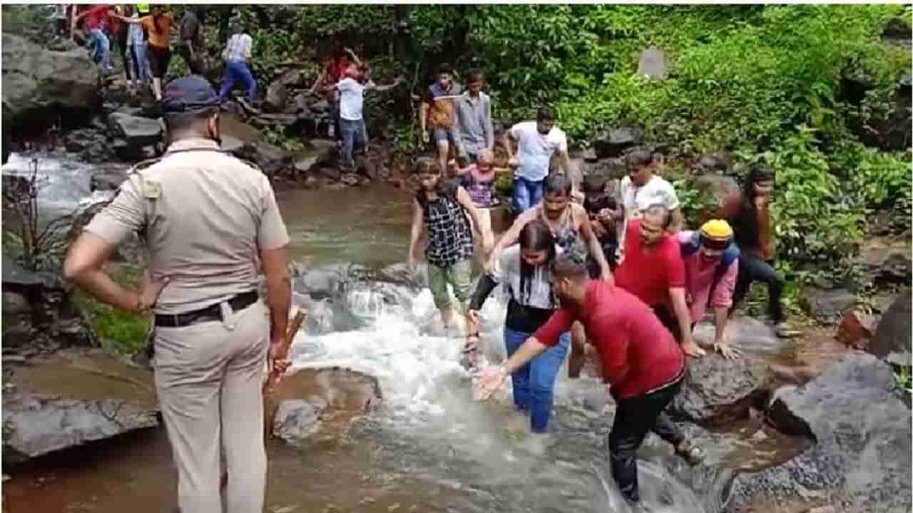 पावसाळी सहल महागात, पुण्यात कांचन धबधब्यावर गर्दी, पर्यटकांकडून दंडवसुली