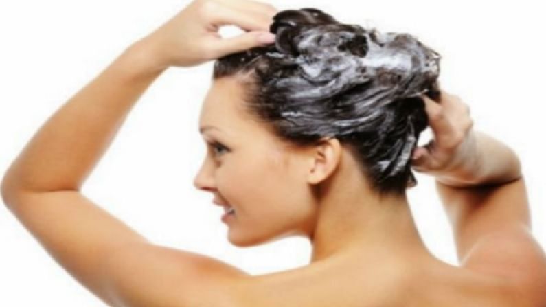 पावसाळ्यात केसांची निगा राखणे खूप महत्वाचे असते. आपण सीरम वापरू शकता, जे आपल्या केसांना उष्णतेपासून वाचवेल. हे केसांना मॉइश्चरायझेशन करण्यास देखील मदत करेल. 