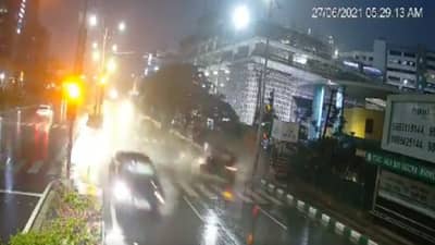 Video : पावसात भरधाव ऑडीची रिक्षाला धडक, काळजाचा ठोका चुकवणारा अपघात कॅमेरात कैद