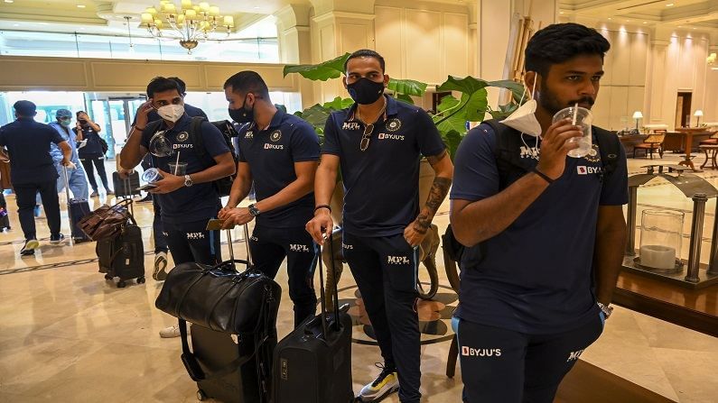 भारताचे सर्व खेळाडू श्रीलंकेत  त्यांची सोय केलेल्या हॉटेलमध्ये पोहोचले असून लवकरच सराव सुरु करणार आहेत. यावेळी संजू सॅमसन, सूर्यकुमार यादव आणि इशार किशन या सलामीवीरांत चुरशीची टक्कर असणार आहे.