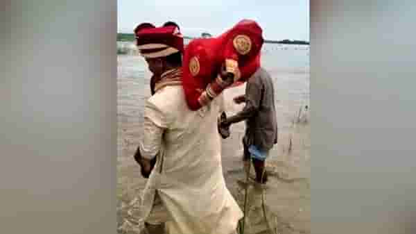 पाणी साचलेल्या रस्त्यावरुन चालणे कठीण, नवरीला थेट खांद्यावर उचललं, नवरदेवाची एकच चर्चा