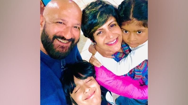  प्रख्यात अभिनेत्री मंदिरा बेदी (Mandira Bedi) हिच्या पतीचे निधन झाले. हृदयविकाराच्या धक्क्याने दिग्दर्शक राज कौशल (Raj Kaushal) यांची प्राणज्योत मालवली. मुंबईतील रुग्णालयात उपचारादरम्यान त्यांनी अखेरचा श्वास घेतला.