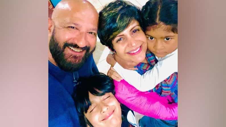 प्रख्यात अभिनेत्री मंदिरा बेदी (Mandira Bedi) हिच्या पतीचे निधन झाले. हृदयविकाराच्या धक्क्याने दिग्दर्शक राज कौशल (Raj Kaushal) यांची प्राणज्योत मालवली. मुंबईतील रुग्णालयात उपचारादरम्यान त्यांनी अखेरचा श्वास घेतला.