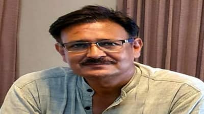 नोकरी सोडली तर संपत्तीतून बेदखल करेन, वडिलांची धमकी, शेतकऱ्याची वर्षाला 40 ते 50 लाखांची कमाई