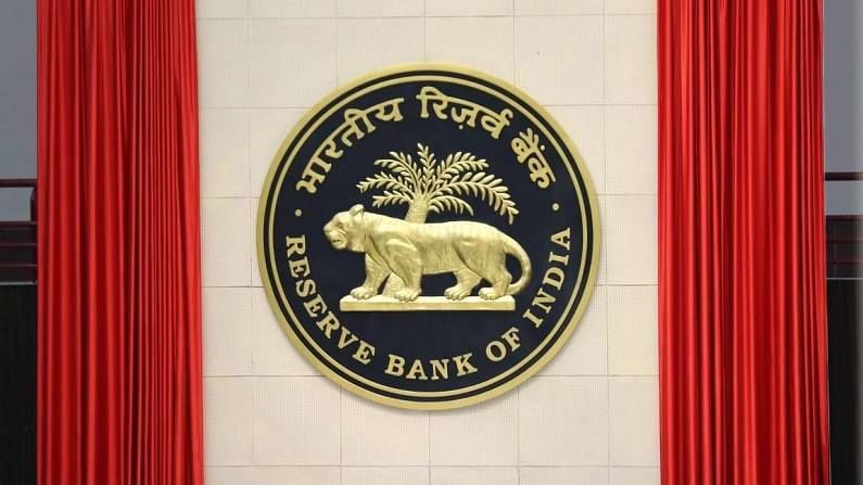 मुंबईतील 'या' दोन बड्या सहकारी बँकांवर RBI ची मोठी कारवाई मुंबईतील 'या' दोन बड्या सहकारी बँकांवर RBI ची मोठी कारवाई