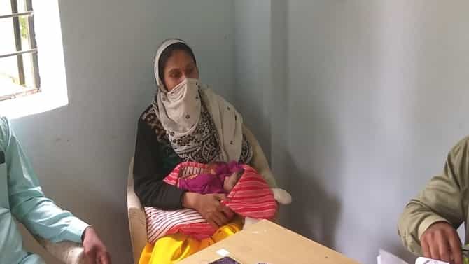 नऊ दिवसांच्या बाळासह बैठकीला हजर, नाशकातील महिला सरपंचाच्या कार्यतत्परतेचं कौतुक
