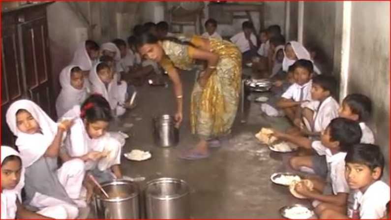 चार आण्याची कोंबडी अन्.... दीडशे रुपयांच्या पोषण आहारासाठी विद्यार्थ्यांना उघडावे लागणार 1000 रुपयांचे बँक खाते