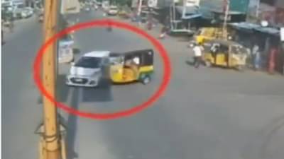 Video | भरधाव वेगात आलेल्या कारची रिक्षाला धडक, काळजाचा ठोका चुकवणाऱ्या अपघाताचा व्हिडीओ व्हायरल