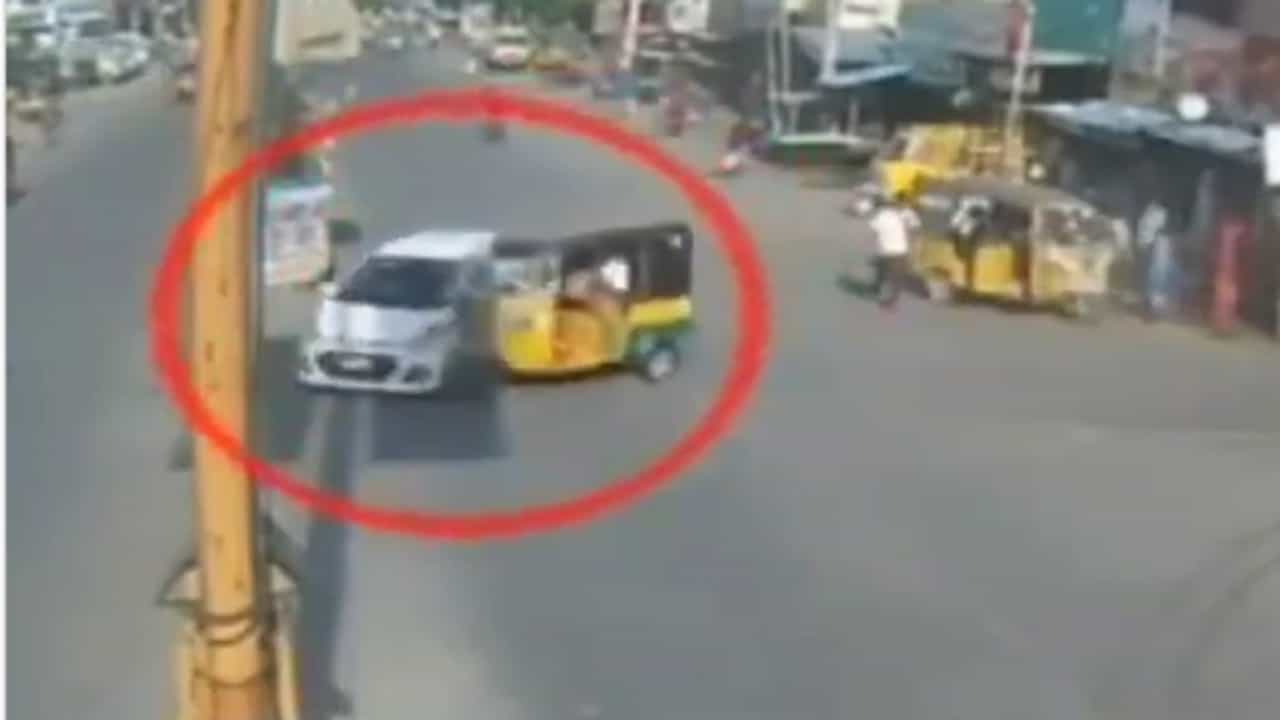 Video | भरधाव वेगात आलेल्या कारची रिक्षाला धडक, काळजाचा ठोका चुकवणाऱ्या अपघाताचा व्हिडीओ व्हायरल