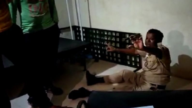 VIDEO : बुलडाण्यात कोविड सेंटरमध्ये मद्यधुंद पोलिसाचा धिंगाणा, सोशल मीडियावर व्हिडीओ व्हायरल