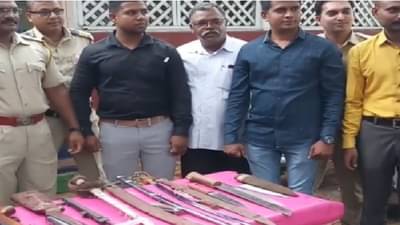चाकू, तलवारी, रायफल, अन् बंदुका, अवैध शस्त्रांचं मोठं घबाड, भुसावळमध्ये पोलिसांची धडक कारवाई