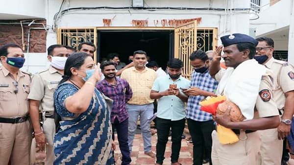 सेवानिवृत्त पोलिसाला मंत्र्यांचा सॅल्युट, यशोमती ठाकुरांच्या सॅल्युट मागील इनसाईड स्टोरी नेमकी काय?