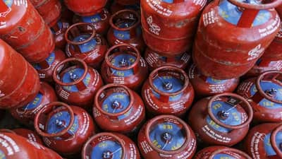 LPG Gas Cylinder Price: घरगुती सिलेंडरचे भाव पुन्हा एकदा ‘इतक्या’ रुपयांनी वधारले, जाणून घ्या नवा भाव