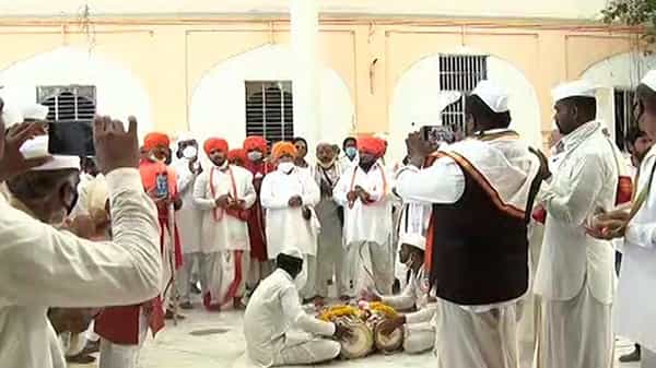 संत तुकाराम महाराजांच्या पालखीचा प्रस्थान सोहळा पार पडला आहे. कोरानाच्या सावटाखाली सोहळा पार पडतोय त्यामुळले दरवर्षी मोठ्या प्रमाणात वारकरी भाविक हे देहू नगरीत दाखल होत असतात मात्र यावर्षी मोजक्या वारकऱ्यांच्या उपस्थितीमध्ये हा सोहळा पार पडला आहे.