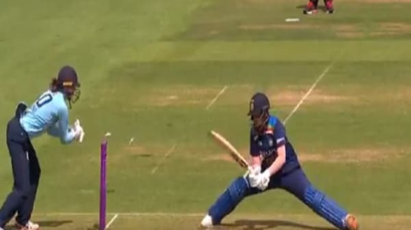 IND W vs ENG W : सामन्यादरम्यान शेफाली वर्माने दाखवली एम एस धोनीची झलक, व्हिडीओ पाहून चाहत्यांना आठवला कॅप्टन कूल