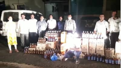 गोठ्यात आणि कारमध्ये लाखोंची बनावट दारू लपवली, पोलिसांना खबर लागली आणि...