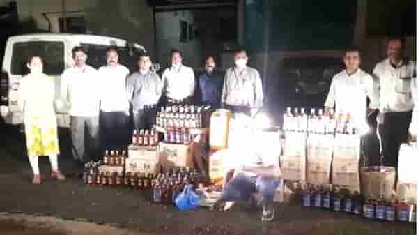 गोठ्यात आणि कारमध्ये लाखोंची बनावट दारू लपवली, पोलिसांना खबर लागली आणि...