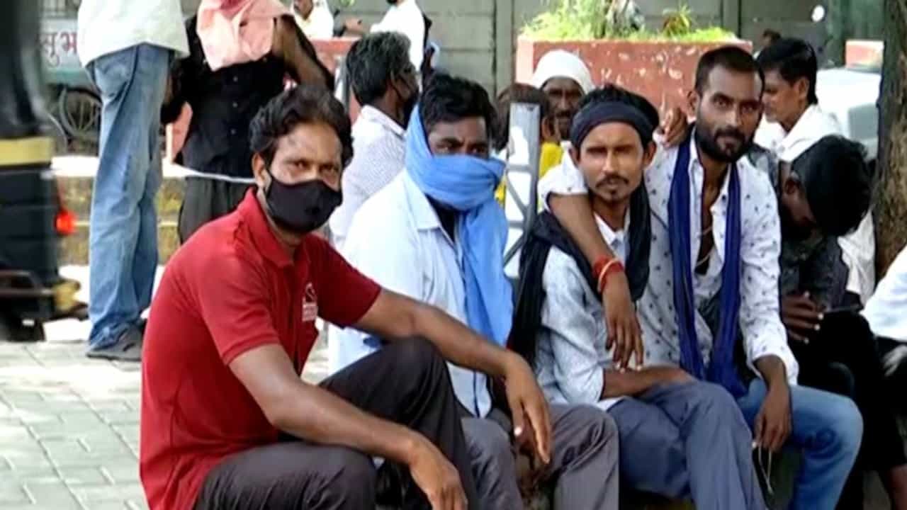 VIDEO | नागपुरातील लेबर ठिय्यावर मजुरांचं वेटिंग, कोरोना आटोक्यात येऊनही बेरोजगारी कायम VIDEO | नागपुरातील लेबर ठिय्यावर मजुरांचं वेटिंग, कोरोना आटोक्यात येऊनही बेरोजगारी कायम