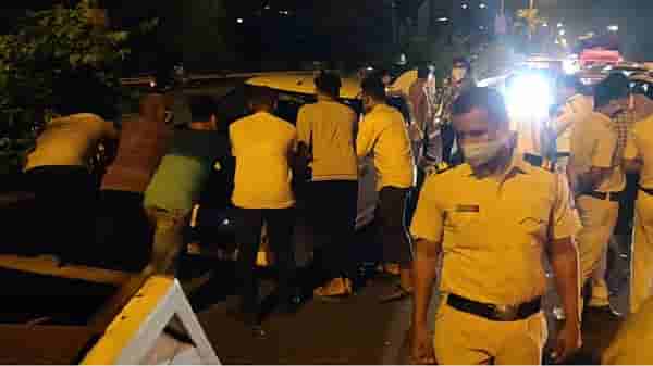 पामबीच रोडवर भरधाव कारची तीन गाड्यांना टक्कर, वाहतूक पोलीस थोडक्यात वाचला