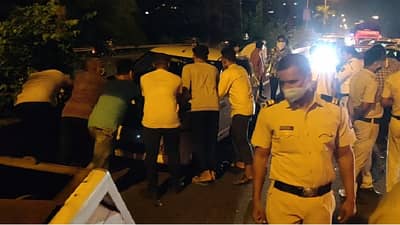 पामबीच रोडवर भरधाव कारची तीन गाड्यांना टक्कर, वाहतूक पोलीस थोडक्यात वाचला