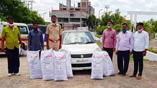 खबऱ्याने माहिती दिली, कर्जत पोलिसांनी ट्रॅप लावला, दूध भेसळीची लाखो रुपयांची पावडर जप्त!