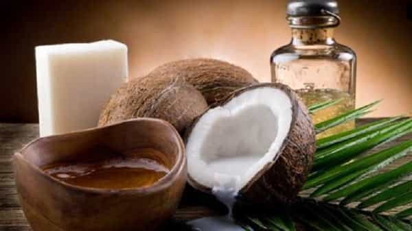 नारळ तेलामुळे त्वचा हायड्रेटेड राहते. नारळ तेलाने चेहऱ्याला मालिश केल्याने त्वचा तजेलदार होते. साधारण 5 ते 10 मिनिटे चेहऱ्याला मालिश करा.