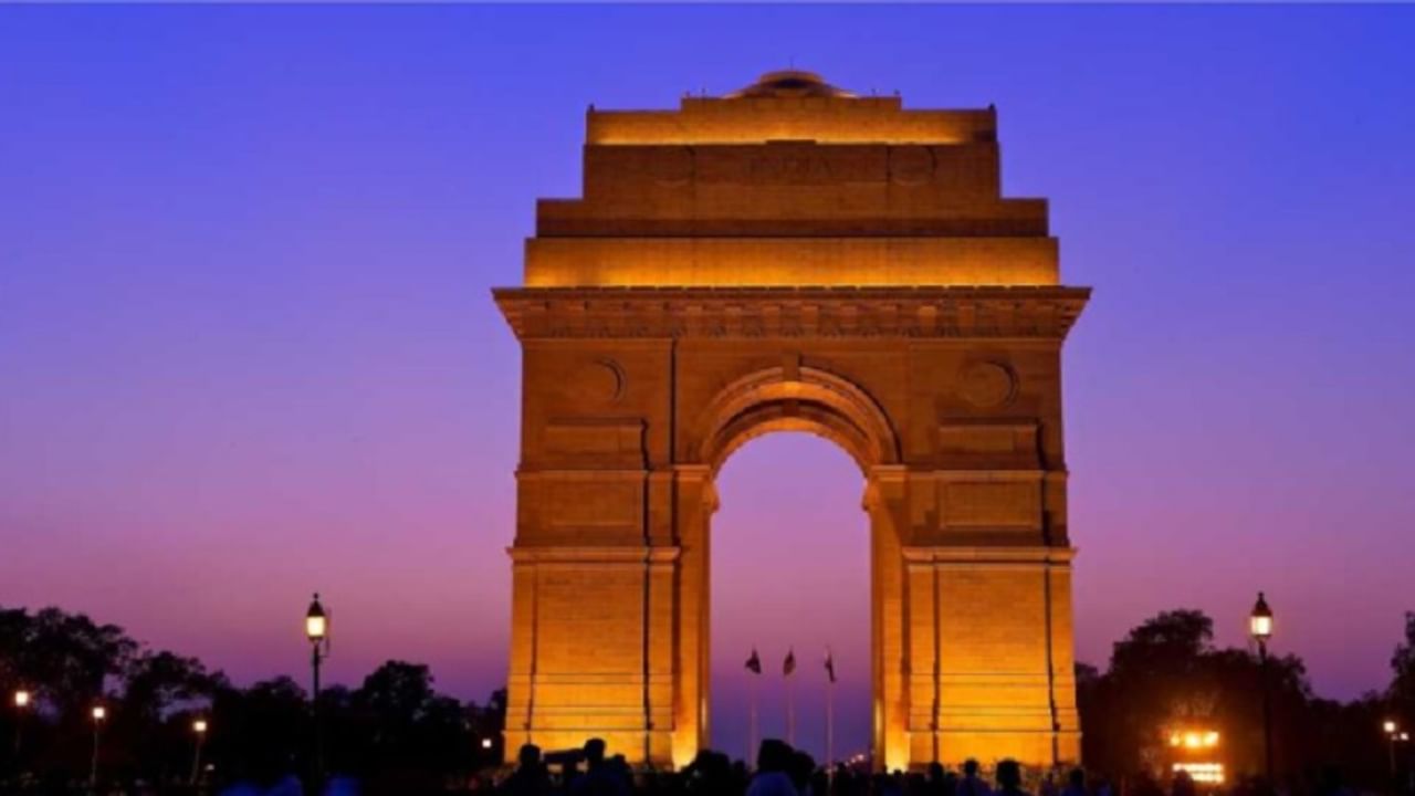 इंडिया गेट, दिल्ली - दिल्ली मधील सर्वाधिक प्रेक्षणीय स्थळांपैकी एक म्हणजे इंडिया गेट हे राजपथ जवळ बांधलेले युद्ध स्मारक आहे. हे 1914 - 1921 दरम्यानच्या पहिल्या महायुद्धात मरण पावलेल्या 70000 सैनिकांच्या स्मृतीत बांधले गेले होते.