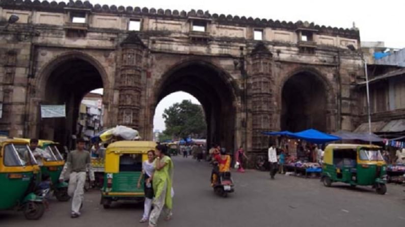 तीन दरवाजा, अहमदाबाद - तीन दरवाजा अहमदाबादमधील भद्रा किल्ल्याच्या पूर्वेकडील दिशेला आहे. हे ऐतिहासिक प्रवेशद्वार 1415 मध्ये बांधले गेले.