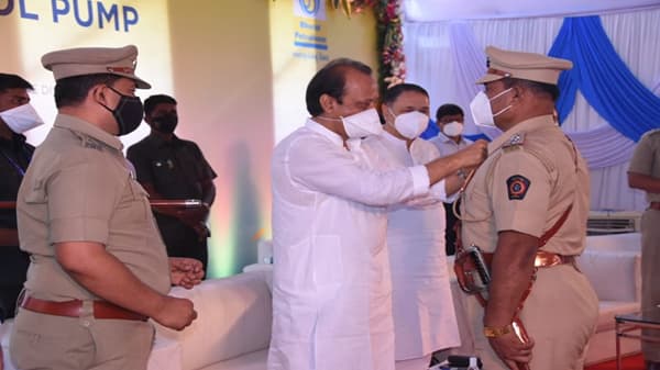 पोलिसांवर नागरिकांचा प्रचंड विश्वास, पण लाचखोरी, भ्रष्टाचारासारख्या अप्रवृत्तीला बळी पडू नका : अजित पवार