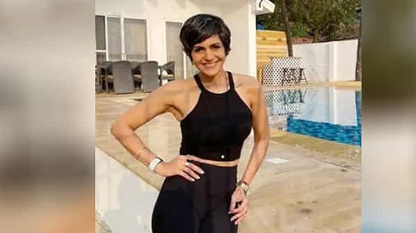 बॉलिवूडची प्रसिद्ध अभिनेत्री मंदिरा बेदी (Mandira Bedi) हिचे पती राज कौशल (Raj Kaushal) यांचे नुकतेच निधन झाले. राज कौशल हे एक प्रसिद्ध चित्रपट निर्माता होते. त्यांची बॉलिवूडमध्येही मजबूत पकड होती. त्यांनी अनेक बड्या चित्रपटांचे दिग्दर्शन केले ज्यात "प्यार में कभी कभी" आणि "शादी का लड्डू" सारख्या अनेक चित्रपटांचा समावेश होता.