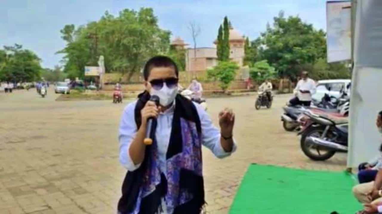 अहो... मी बाप गमावला, आता तरी आरोग्य यंत्रणा सुधारा, वर्ध्यात तरुणीचा आक्रोश