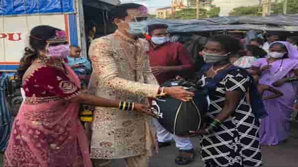 आहेरच्या रकमेतून फुटपाथवरील गरीबांना धान्यदान, नवविवाहित जोडप्याने जपली सामाजिक बांधिलकी