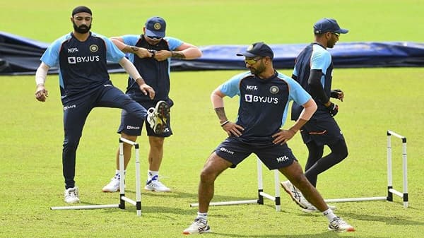 भारतीय क्रिकेट संघ वर्ल्ड टेस्ट चॅम्पियनशिपच्या अंतिम सामन्यात (WTC Final) न्यूझीलंड संघाकडून पराभूत झाला आणि जगज्जेता होण्यापासून थोडक्यात राहिला. या पराभवानंतर आता पुन्हा विजयी घौडदौड सुरु कण्यासाठी भारतीय संघ सज्ज झाला आहे. त्यासाठी आता भारताचे युवा खेळाडू असलेली तरुण तडफदार भारतीय टीम श्रीलंका दौऱ्यावर गेली आहे. नुकताच संघाने विलगीकरणाचा कालावधी पूर्ण करुन सरावाला सुरुवात केली आहे. याच सरावाचे काही फोटो बीसीसीआयने (BCCI) शेअर केले असून यामध्ये सर्व खेळाडू मेहनत करताना दिसत आहेत.