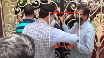 Video: लसीकरण केंद्रावर चालूपणा, संतापलेल्या राजन विचारेंनी शिवसैनिकाला मारला फटका, व्हिडीओ व्हायरल
