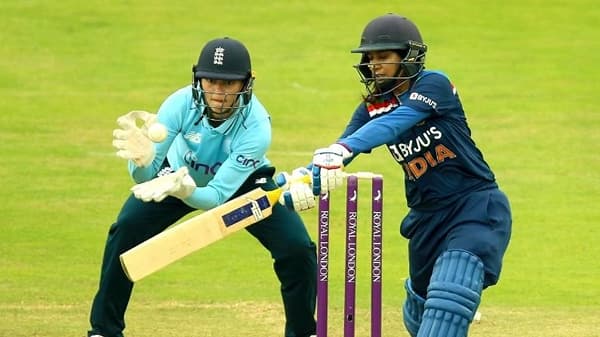 भारतीय पुरुष संघाप्रमाणे भारतीय महिला क्रिकेट टीमही (Indian Women Cricket Team) सध्या इंग्लंडच्या दौऱ्यावर आहे. एकमेव कसोटी सामना ड्रॉ झाल्यानंतर आताभारत आणि इंग्लंडच्या रणरागिनींमध्ये एकदिवसीय सामन्यांची मालिका रंगली आहे. ज्यात पहिल्या दोन्ही सामन्यांत फलंदाजांच्या सुमार कामगिरीमुळे भारत पराभूत झाला आहे.दरम्यान दोन्ही सामन्यात कर्णधार मिताली राजने (Mithali Raj) ठोकलेल्या अर्धशतकांचा तिला चांगला फायदा झाला असून तिने इंग्लंडमध्ये सर्वाधिक वेळा 50 किंवा त्याहून अधिक धावा करण्याचा रेकॉर्ड केला आहे. तिने रोहित शर्मा (Rohit Sharma), विराटसह (Virat Kohli) अनेक दिग्गजांना मागे टाकले आहे.