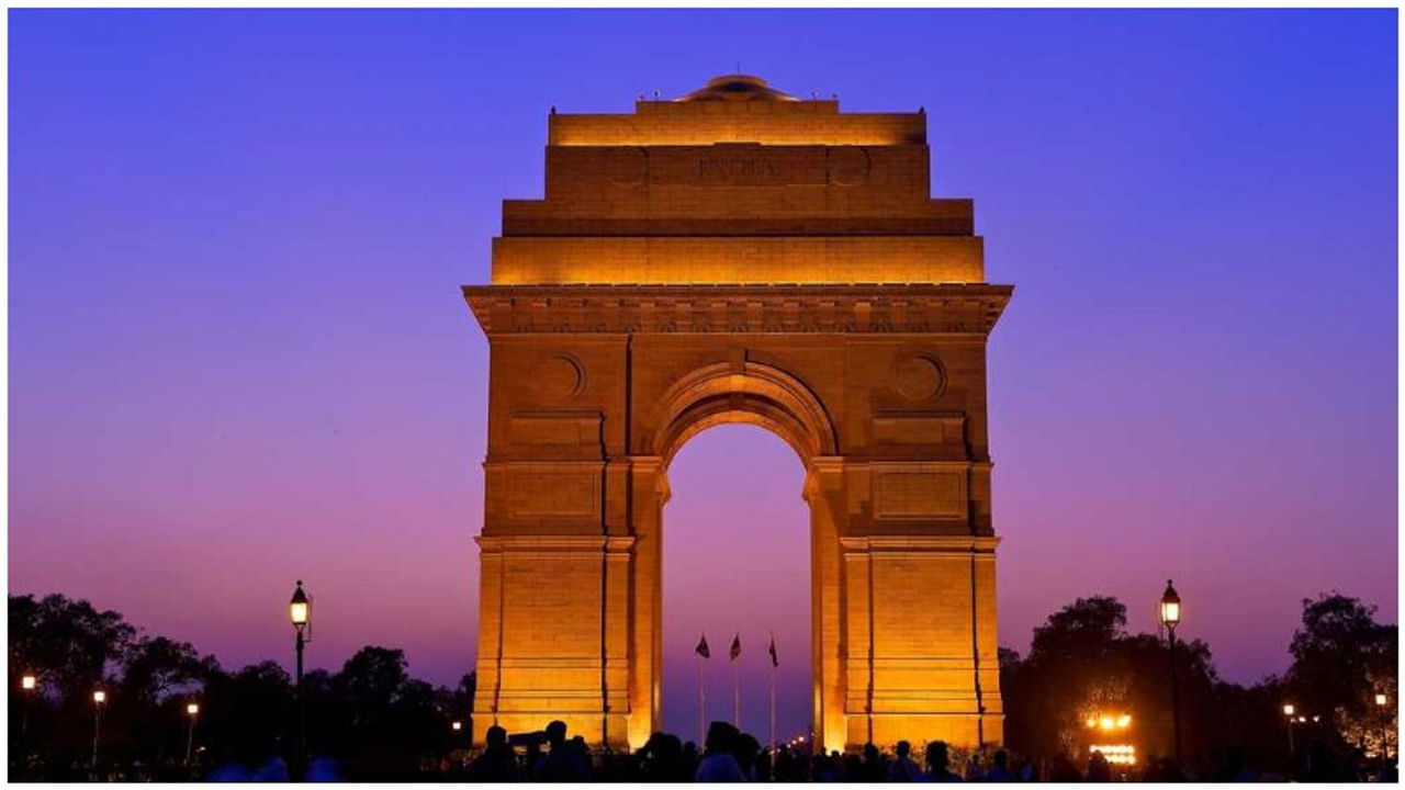 इंडिया गेट, दिल्ली : दिल्ली मधील सर्वाधिक प्रेक्षणीय स्थळांपैकी एक म्हणजे इंडिया गेट. हे प्रवेशद्वार राजपथाजवळ बांधलेले युद्ध स्मारक आहे. हे प्रवेशद्वार 1914 ते 1921 दरम्यानच्या पहिल्या महायुद्धात मरण पावलेल्या 70,000 सैनिकांच्या स्मृतीत बांधले गेले.