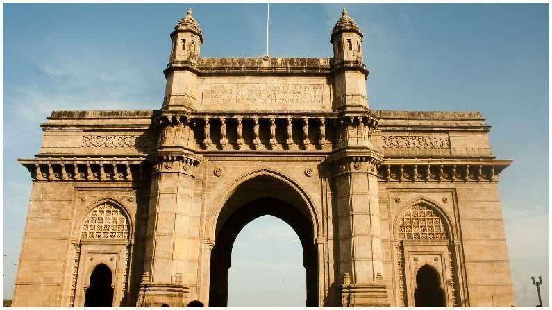 गेट वे ऑफ इंडिया, मुंबई : ‘गेट वे ऑफ इंडिया’ हे मुंबईतील एक प्रतिष्ठित स्मारक आहे. हे स्मारक 20व्या शतकाच्या सुरूवातीस ब्रिटिश राजा जॉर्ज पंचम आणि राणी मेरीच्या प्रथम आगमनाच्या स्मरणार्थ बांधण्यात आले होते. 