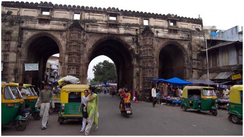 तीन दरवाजा, अहमदाबाद : तीन दरवाजा अहमदाबादमधील भद्रा किल्ल्याच्या पूर्वेकडील दिशेला आहे. हे ऐतिहासिक प्रवेशद्वार 1415 मध्ये बांधले गेले. 