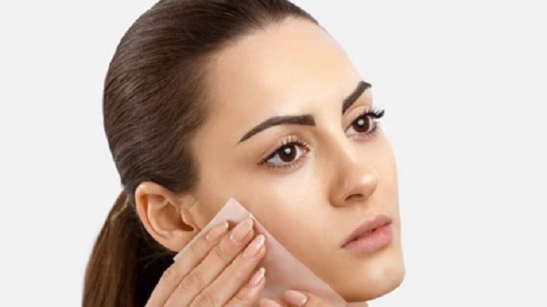 Monsoon Skin care Tips: पावसाळ्यात तेलकट त्वचा नको असेल तर 'हे' उपाय करा; चेहरा उजळा