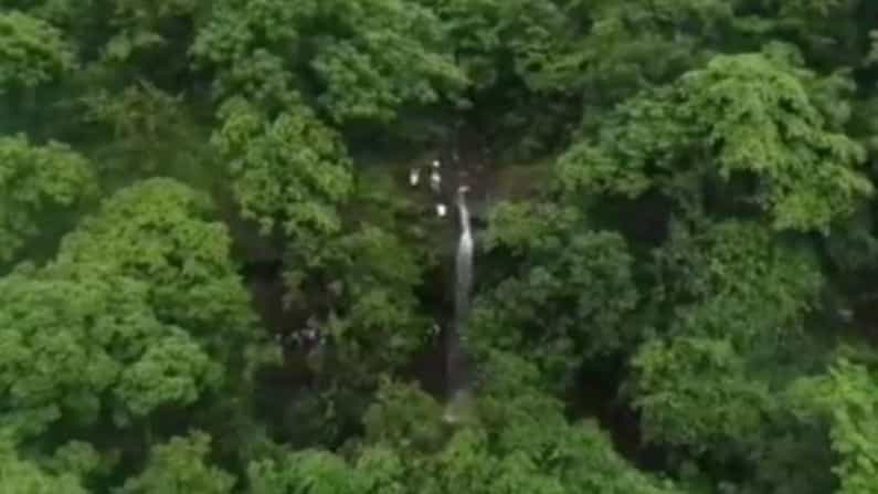 कोकणातील निसर्ग सौंदर्य अनेकांना भूरळ पाडतं. दरवर्षी पावसाळ्यात येथील नदी, डोंगर, दरी यात अधिकच खुलून दिसतात.