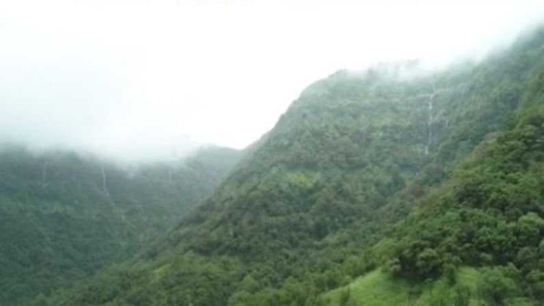 कुंभवडे प्रामुख्याने येथील कडेकपारीतून मनसोक्त, मनमुरादपणे अनेक छोटे मोठे धबधबे प्रवाहित होतात.