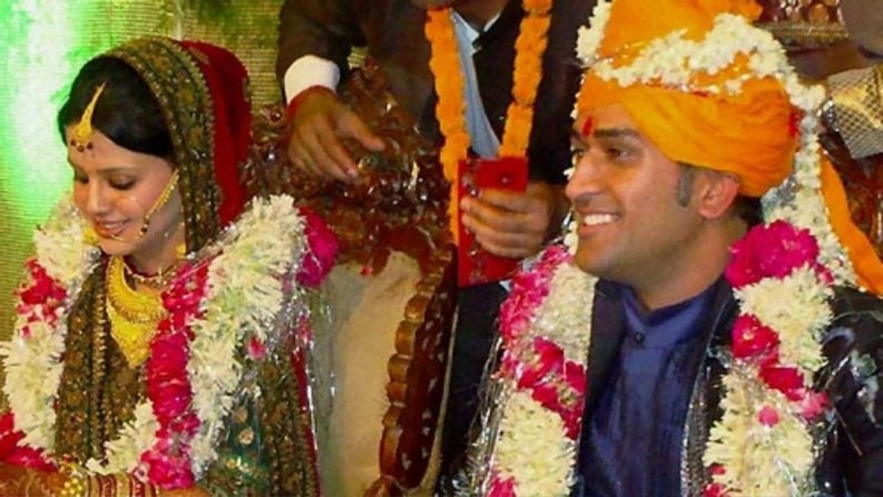 भारतीय क्रिकेट संघाचा सर्वात यशस्वी कर्णधार असणारा महेंद्र सिंह धोनी (Mahendra Singh Dhoni) आणि त्याची पत्नी साक्षी (Sakashi Dhoni) यांच्या लग्नाचा आज (4 जुलै) 11 वा वाढदिवस आहे. आजच्या दिवशी 2010 मध्ये हे दोघेही
लग्नबंधनात अडकले होते. दोघांनी 3 जुलैला डेहराडूनच्या एका हॉटेलात साखरपुडा करुन दुसऱ्याच दिवशी लग्न केलं होतं.
