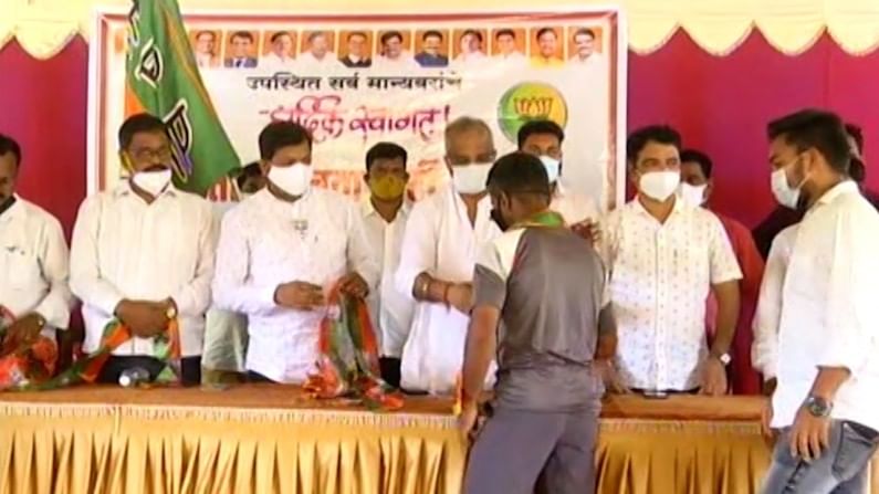 कोकणात शिवसेनेला मोठा धक्का; नाणार प्रकल्प समर्थक शिवसैनिकांचा भाजपमध्ये प्रवेश कोकणात शिवसेनेला मोठा धक्का; नाणार प्रकल्प समर्थक शिवसैनिकांचा भाजपमध्ये प्रवेश