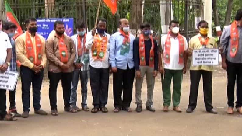 एमपीएससी परीक्षा उत्तीर्ण होऊनही नोकरी मिळत नसल्याच्या नैराश्यातून स्वप्निल लोणकर या युवकाने पुण्यात आत्महत्या केली. महाविकास आघाडी सरकारच्या बेजबाबदार धोरणामुळेच स्वप्निल लोणकरचा मृत्यू झाल्याचा आरोप भाजपने केला आहे. या घटनेच्या निषेधार्थ कोल्हापुरात आज भारतीय जनता पार्टीच्या वतीने जिल्हाधिकारी कार्यालयाबाहेर निदर्शने करण्यात आली.