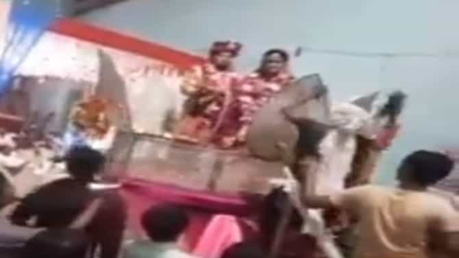 Video | भर मंडपात आई खवळली, थेट नवरदेवालाच चपलेने झोडपले, व्हिडीओ व्हायरल