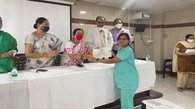 छातीतून आरपार गेलेली दीड फूट सळई बाहेर काढली, रुग्णाचा जीव वाचवणाऱ्या डॉक्टरांचा सत्कार